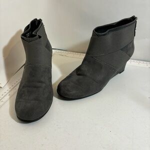 Aerosoles women’s grey wedge heel bootie in size 7.5